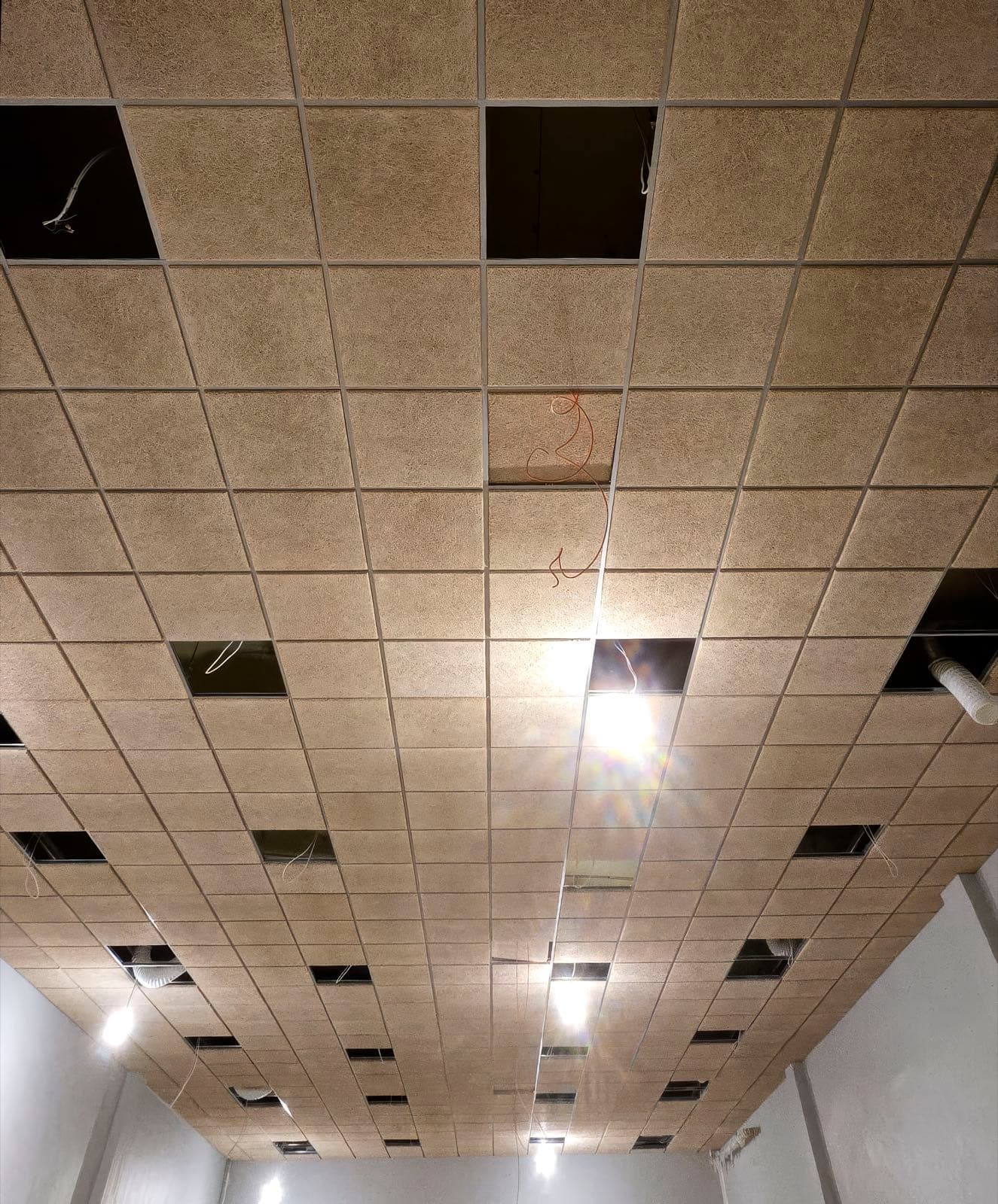 Minerālplākšņu montāža telpā ar atstātām ailēm gaismekļiem un ventilācijai